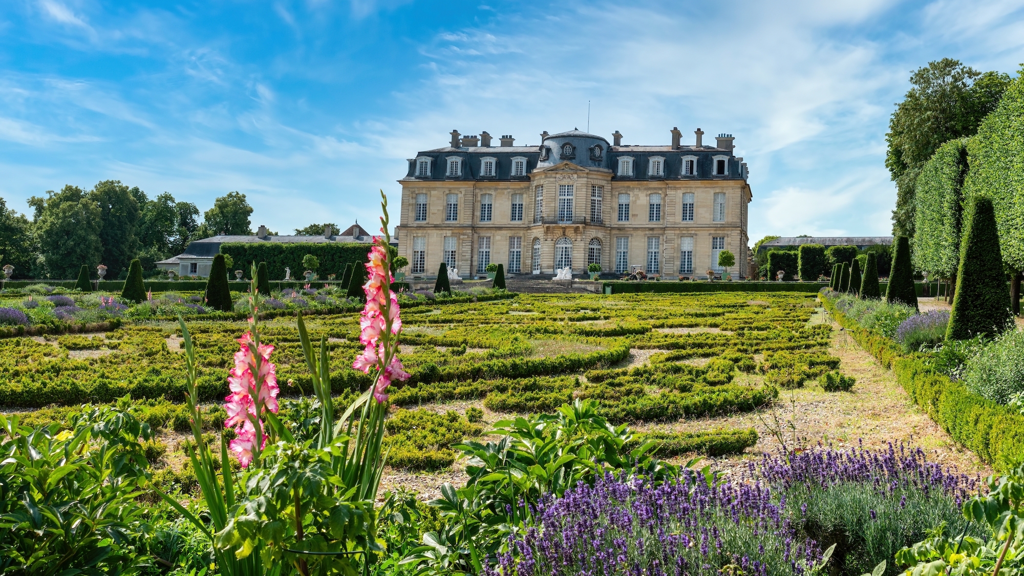 champs-sur-marne-chateau-facade-proche-paris-ete-f