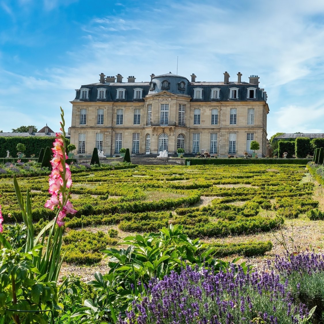 champs-sur-marne-chateau-facade-proche-paris-ete-f