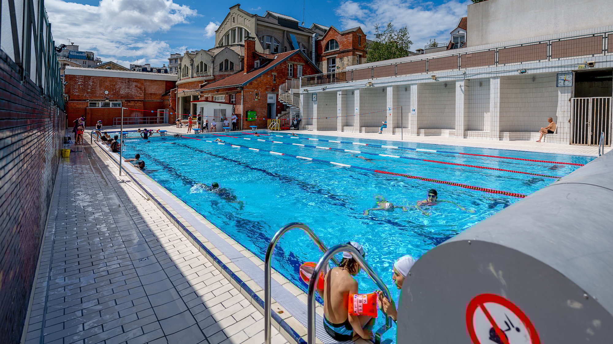 piscine-butte-cailles-bassin-exterieur-lignes-eau-