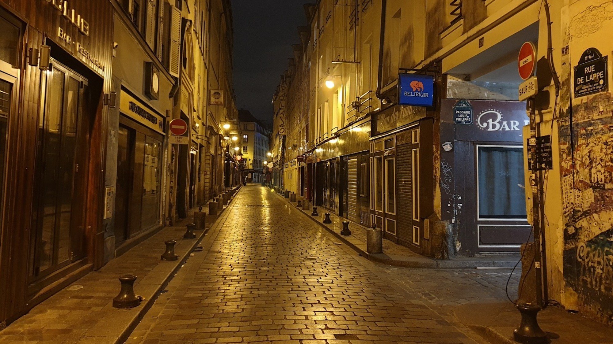 rue-de-lappe-nuit-lampadaires-bars-fermes-calme-pa