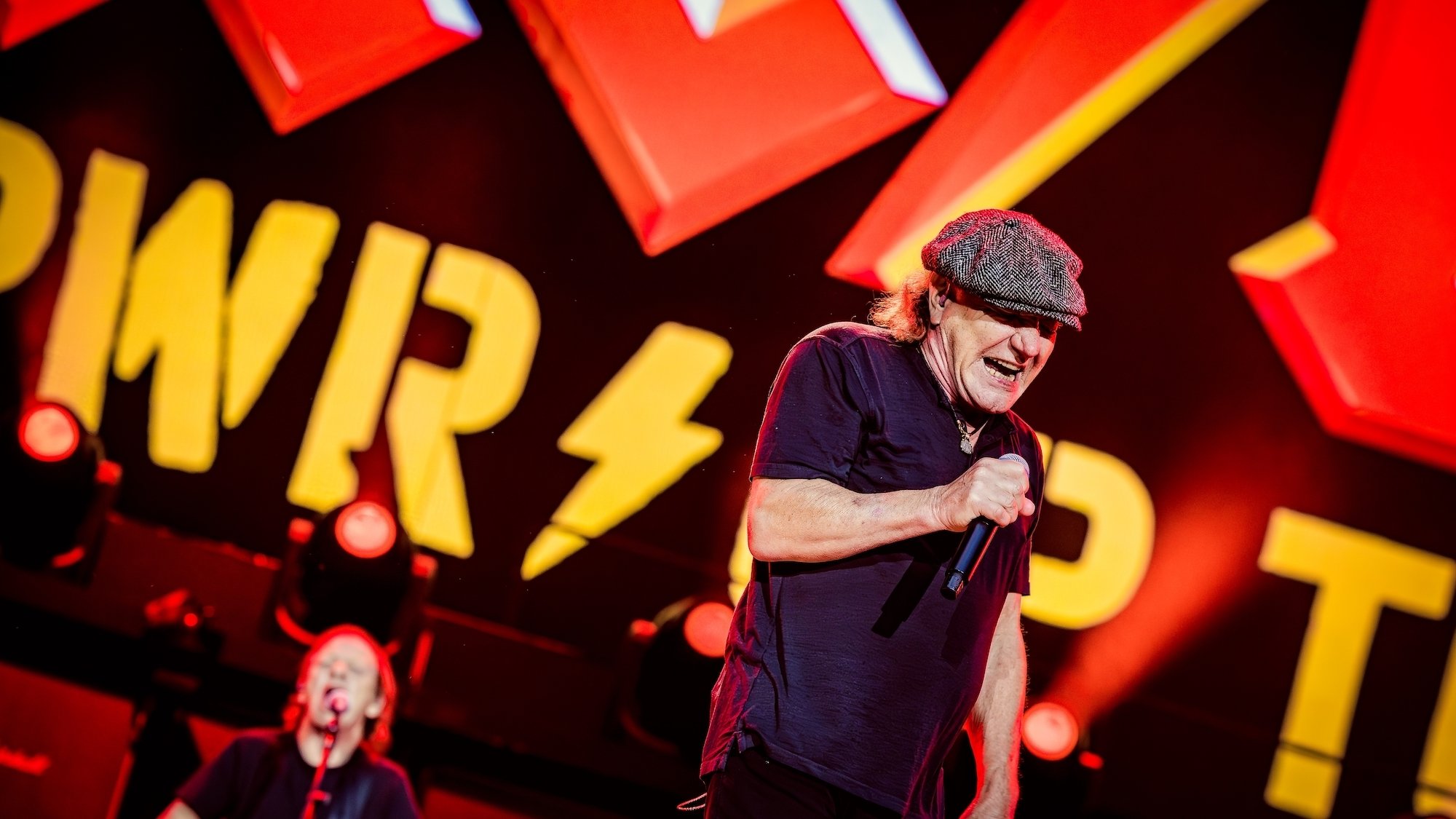 acdc-concert-power-up-tour-chanteur-casquette-rock