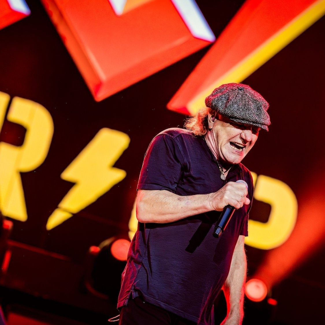 acdc-concert-power-up-tour-chanteur-casquette-rock