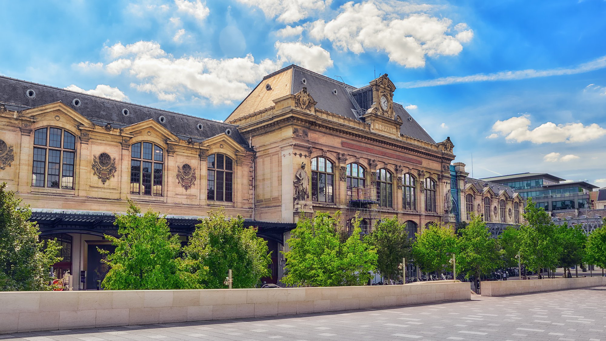 gare-austerlitz-facade-paris-arbres-ete-ciel-bleu-