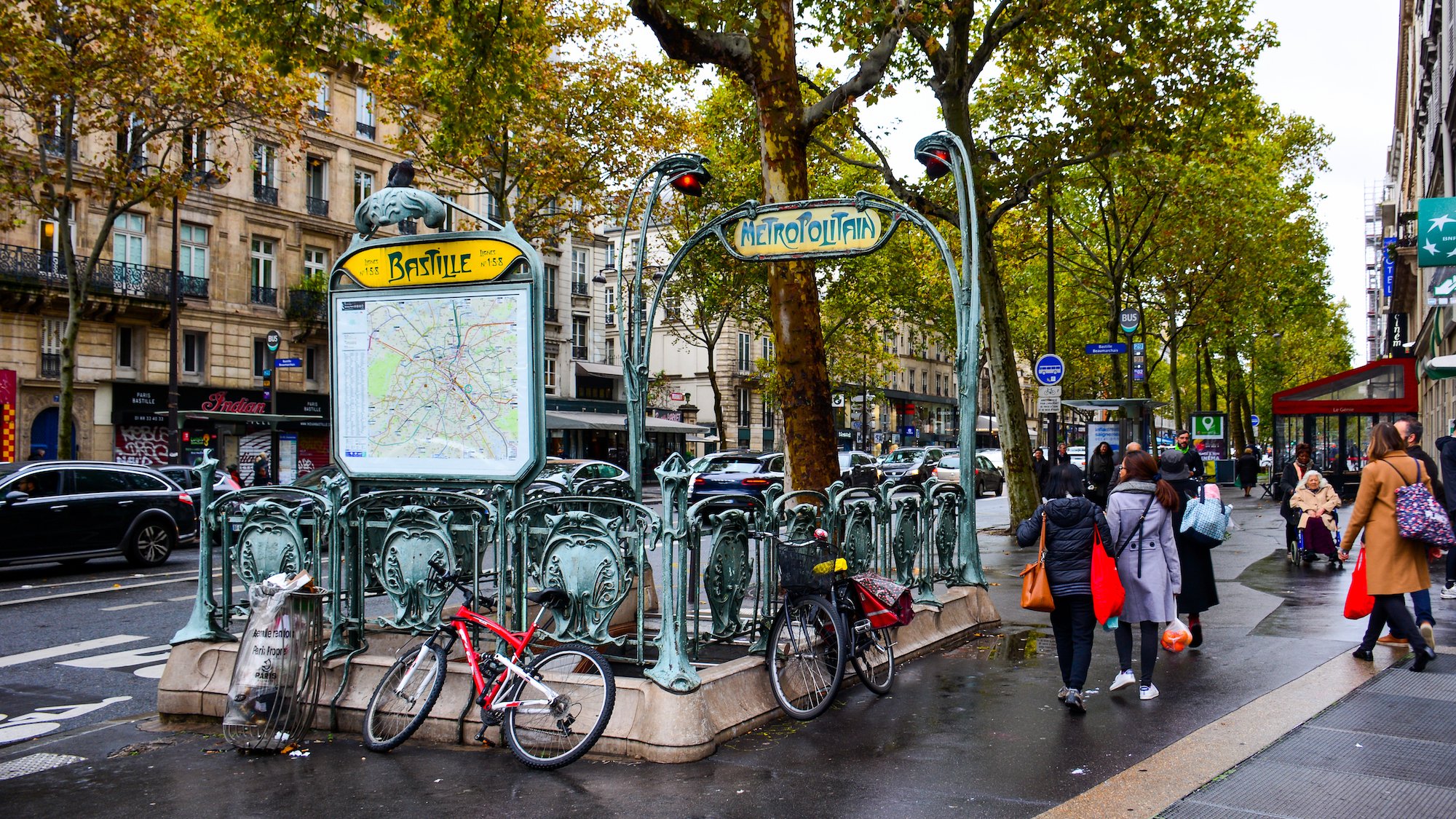 place-bastille-sortie-metro-art-nouveau-velos-plui