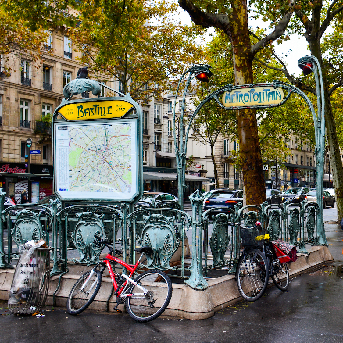 place-bastille-sortie-metro-art-nouveau-velos-plui