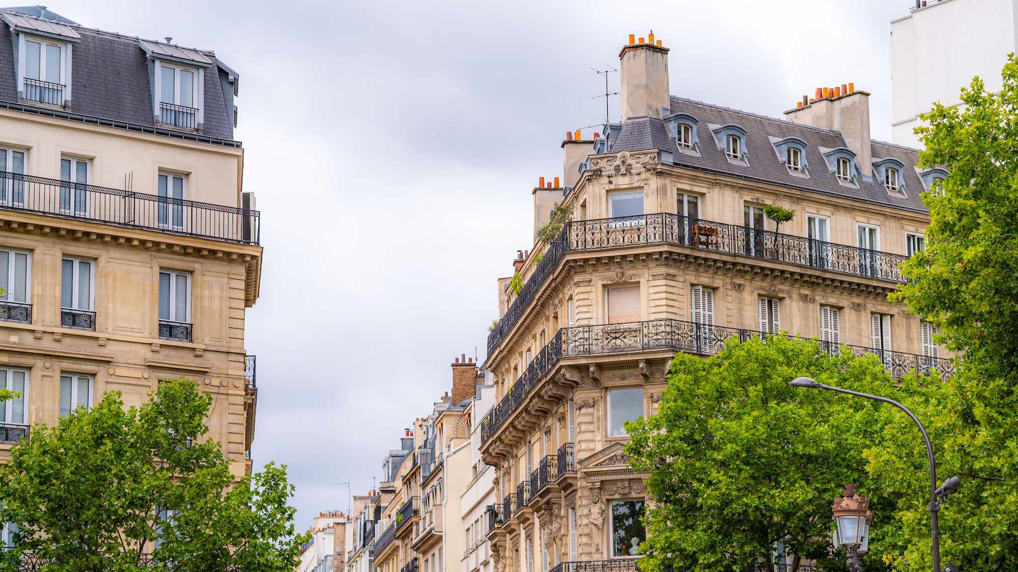 Immobilier : à quoi faut-il s’attendre en septembre niveau prix ? immeuble-haussmannien-paris-rue-arbres-lampadaire-