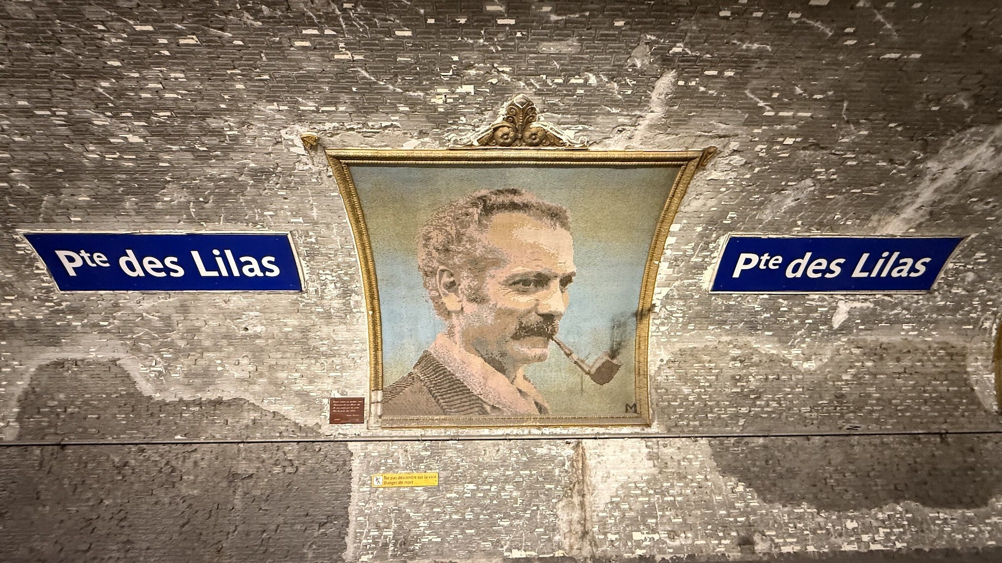 Métro : cette station complètement défigurée pendant les travaux d’été metro-porte-lilas-ligen-11-brassens-mosaique-retir