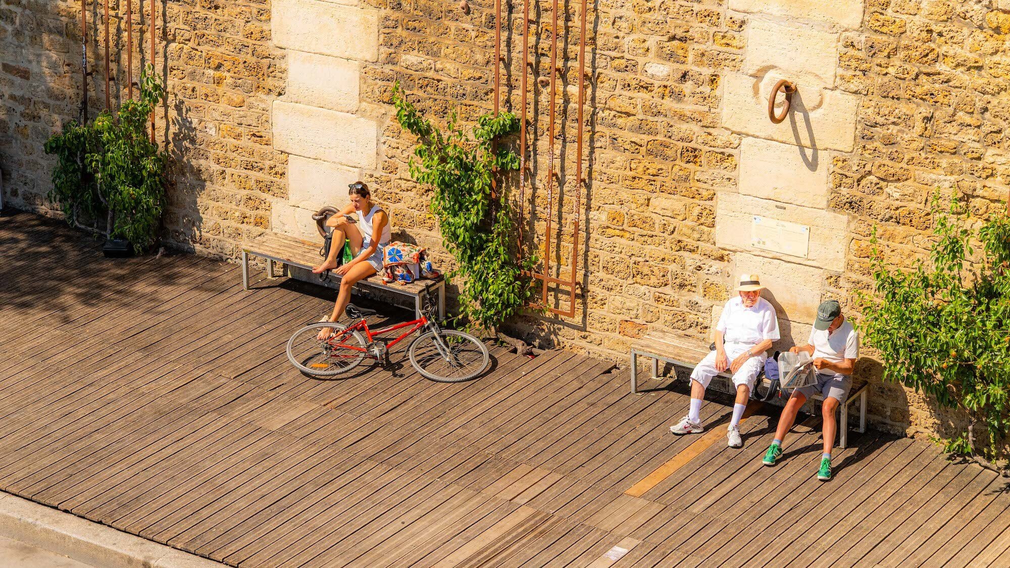 soleil-paris-chaleur-record-bancs-quais-seine-velo
