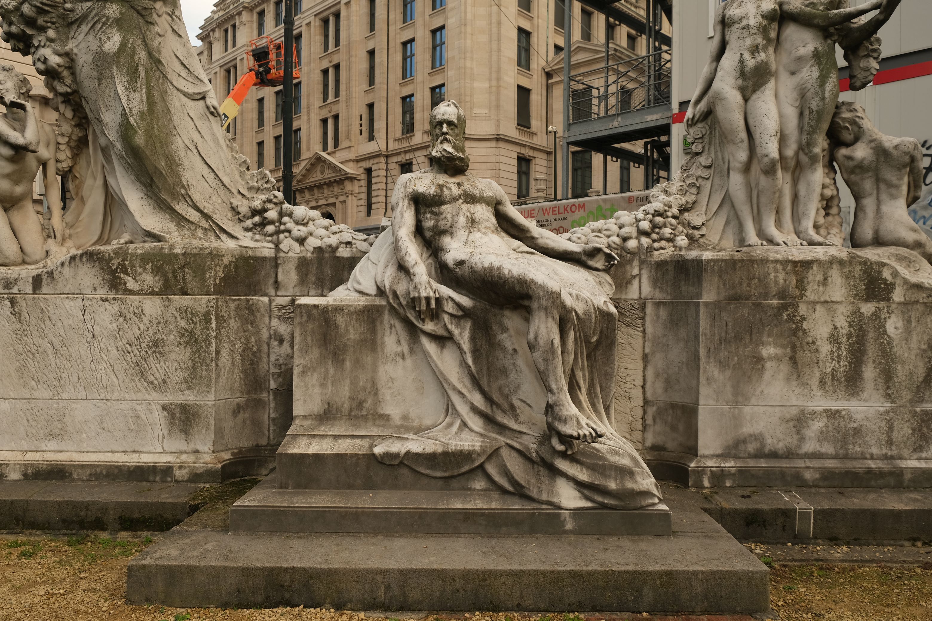 la-maturite-bruxelles-sculpture