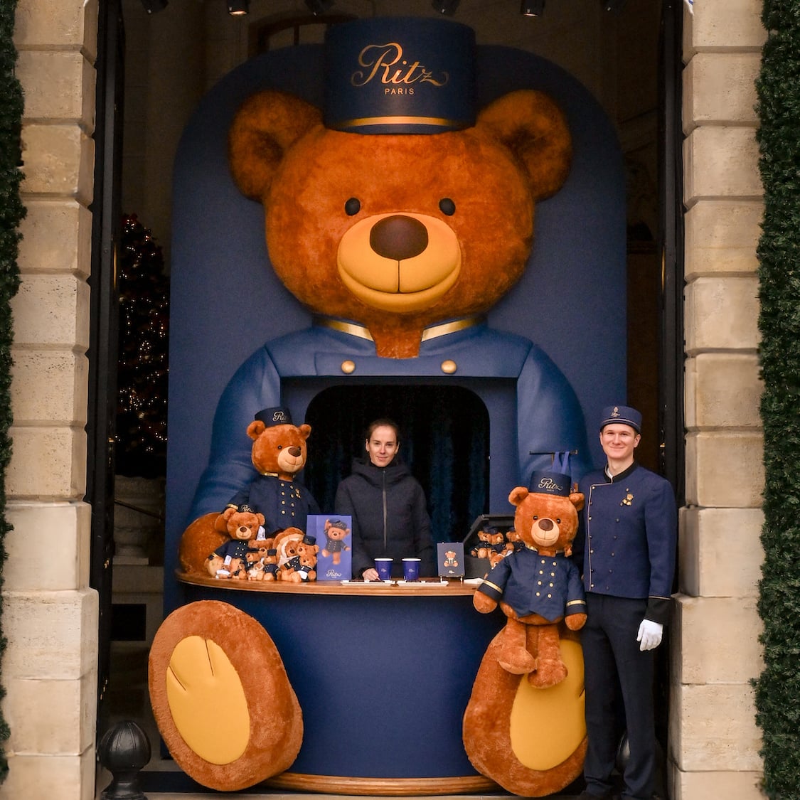 Le Ritz nous fait retourner en enfance avec son pop-up de Noël XXL ritz-paris-teddy-b-e-ar-noel-credits-raphaelmetive