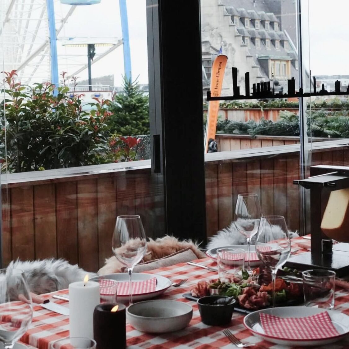 You can enjoy a raclette with a view of the Big Wheel this winter in Lille terrasses-verres-table-bois