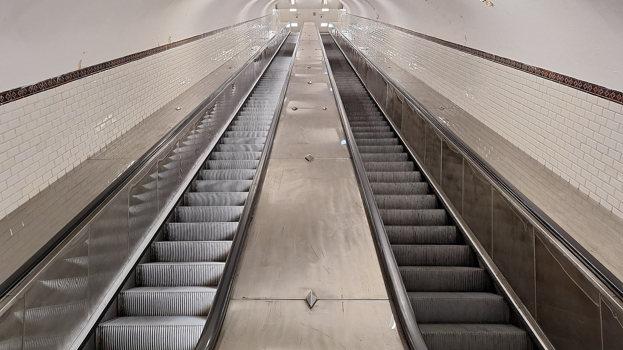 2048px-place-des-fe-tes-2025-escalators-sortie-n-2