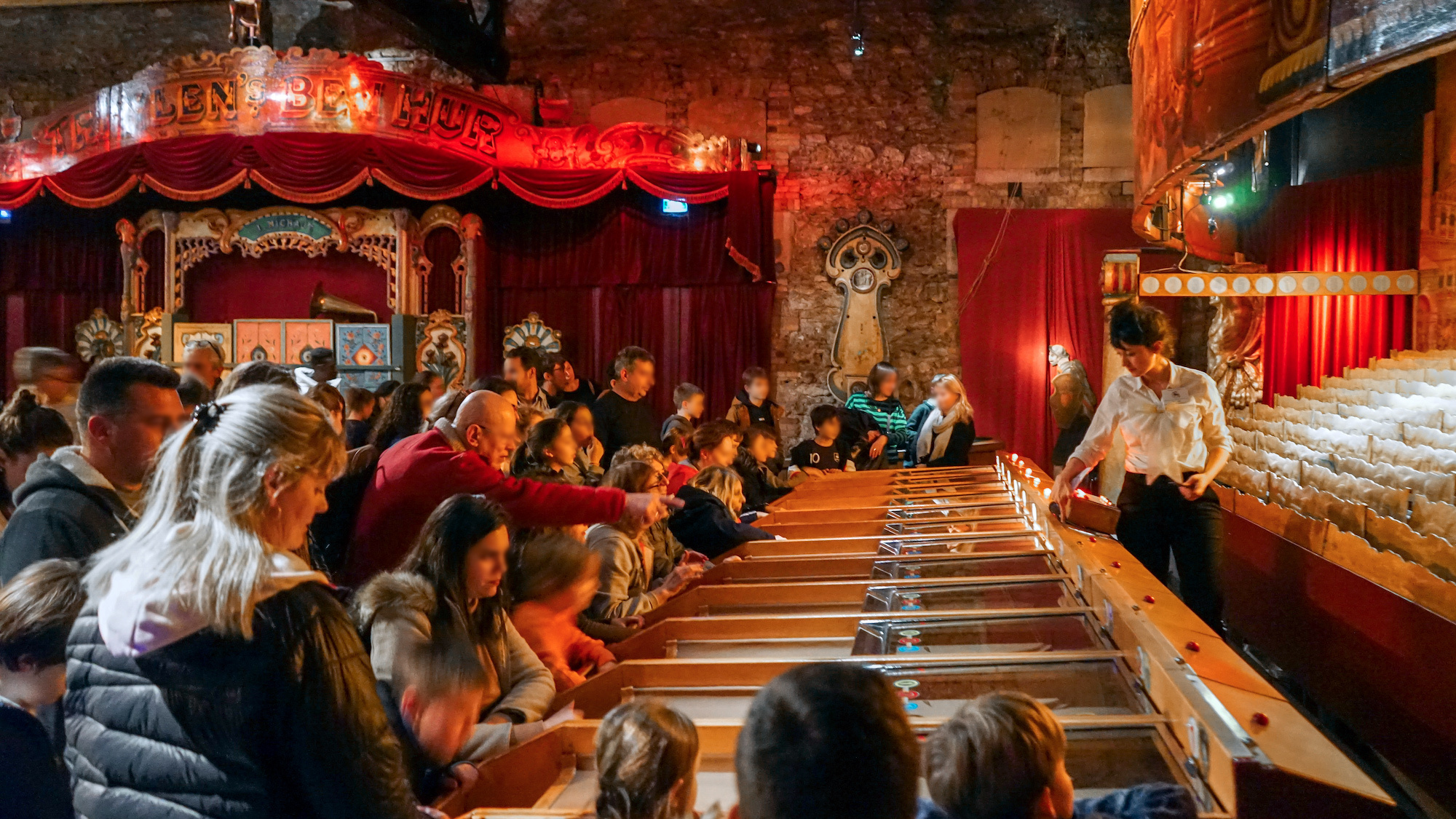 visiteurs-jouant-a-l-un-des-jeux-anciens-au-festiv