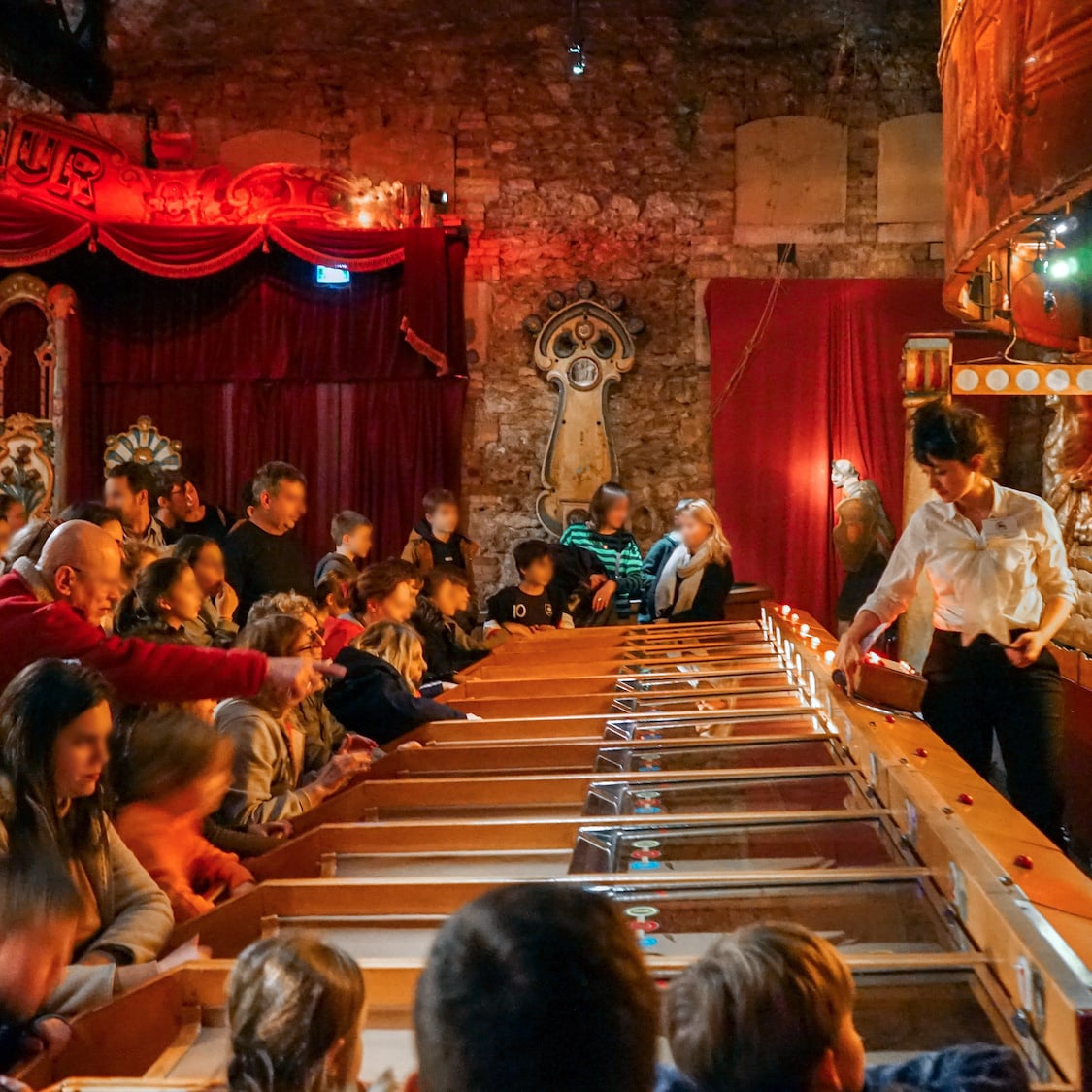 Le Festival du Merveilleux déploie des costumes de scène au Musée des Arts Forains visiteurs-jouant-a-l-un-des-jeux-anciens-au-festiv