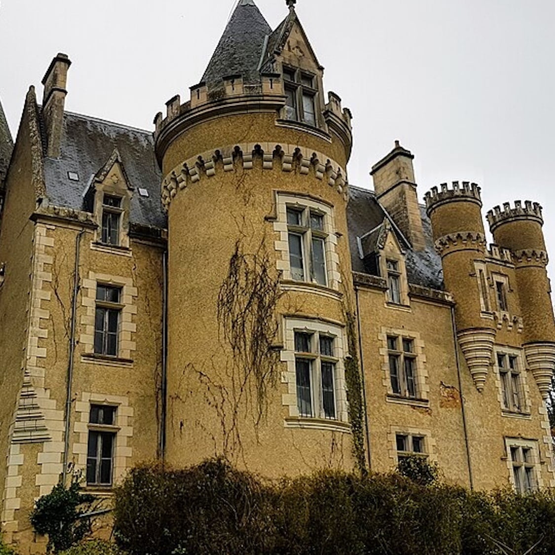 Le château le plus hanté de France se cache pas loin de Bordeaux et organise des nuits paranormales chateau-de-fougeret