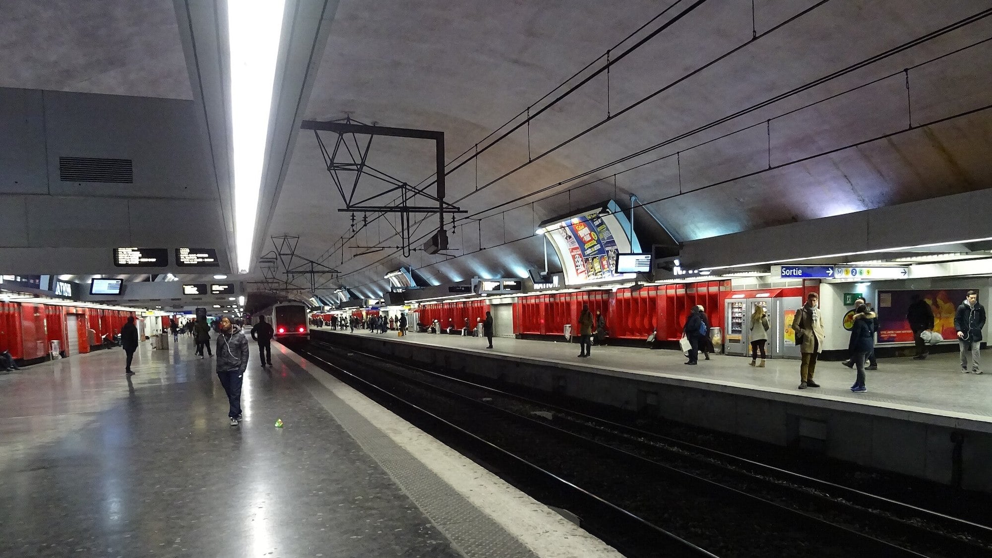 2048px-gare-de-la-nation-vide