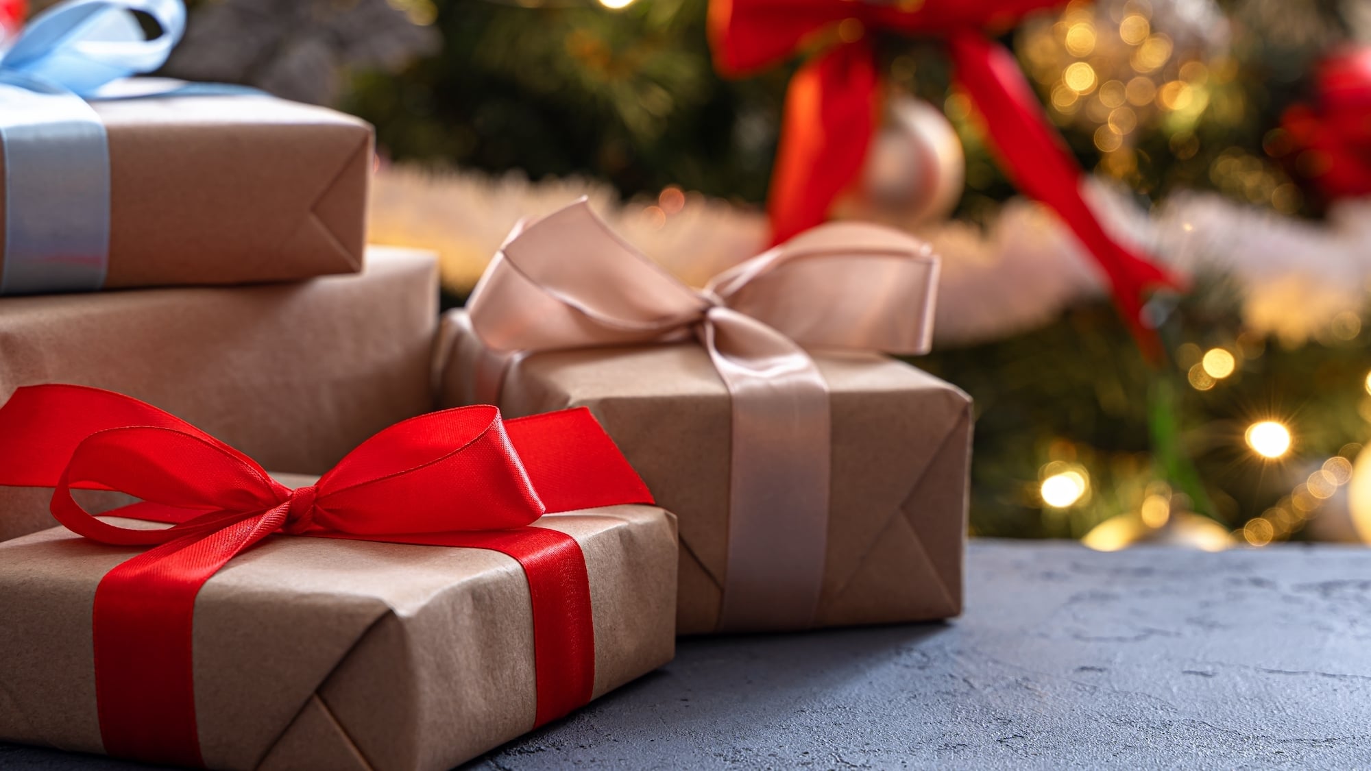 4 Français sur 10 paieront encore leurs cadeaux de Noël au printemps shutterstock-2091697543