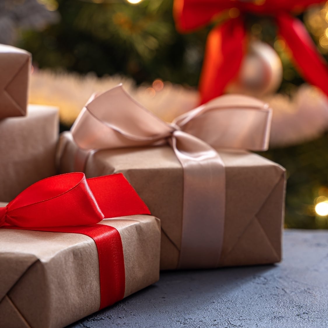 4 Français sur 10 paieront encore leurs cadeaux de Noël au printemps shutterstock-2091697543