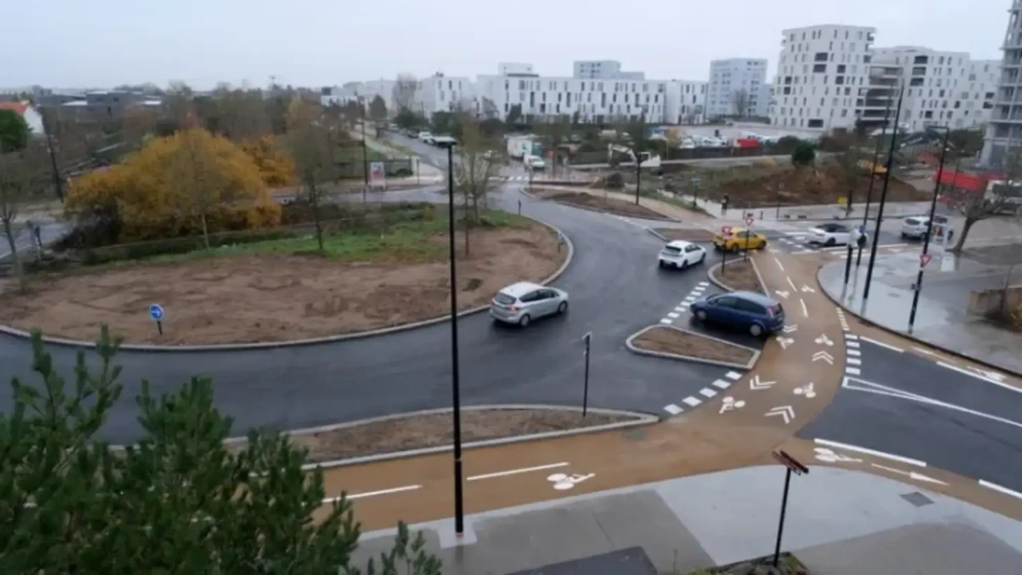 Le tout premier rond-point à la hollandaise installé à Nantes : les voitures ne sont plus prioritaires ! rond-point