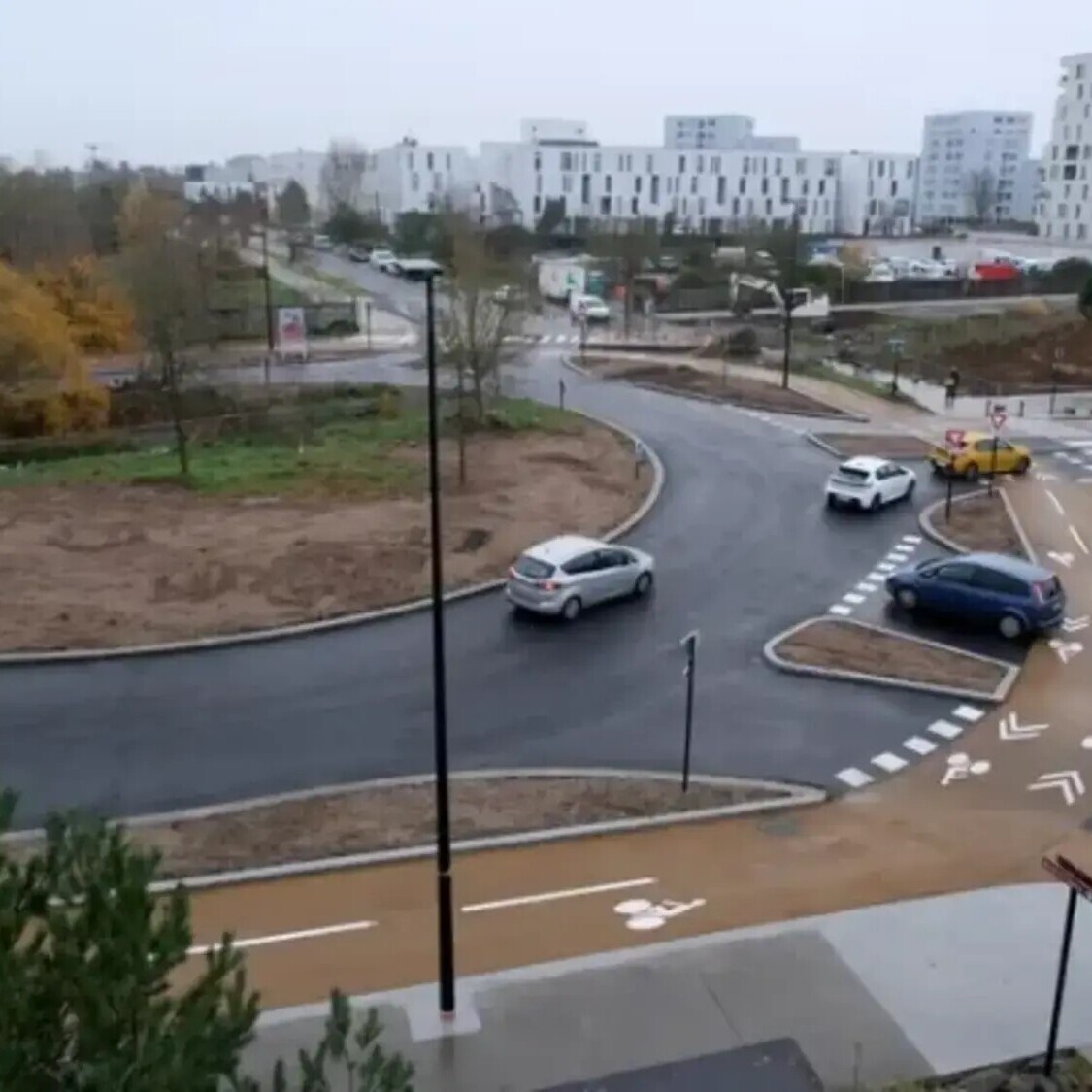 Le tout premier rond-point à la hollandaise installé à Nantes : les voitures ne sont plus prioritaires ! rond-point