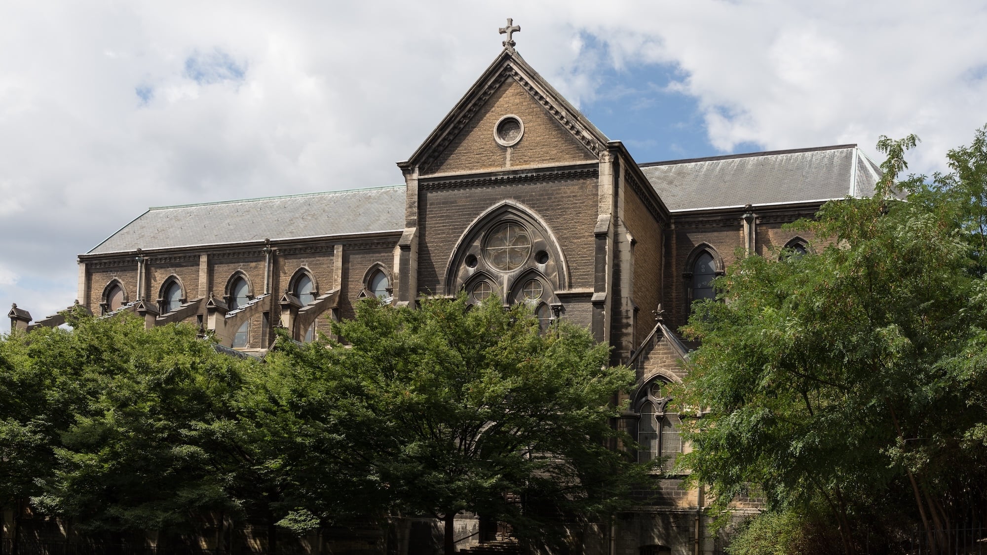 Cette église fermée depuis 20 ans va devenir une salle d'escalade et un café gothique à Lyon eglise-saint-bernard-lyon-salle-escalade-cafe-goth