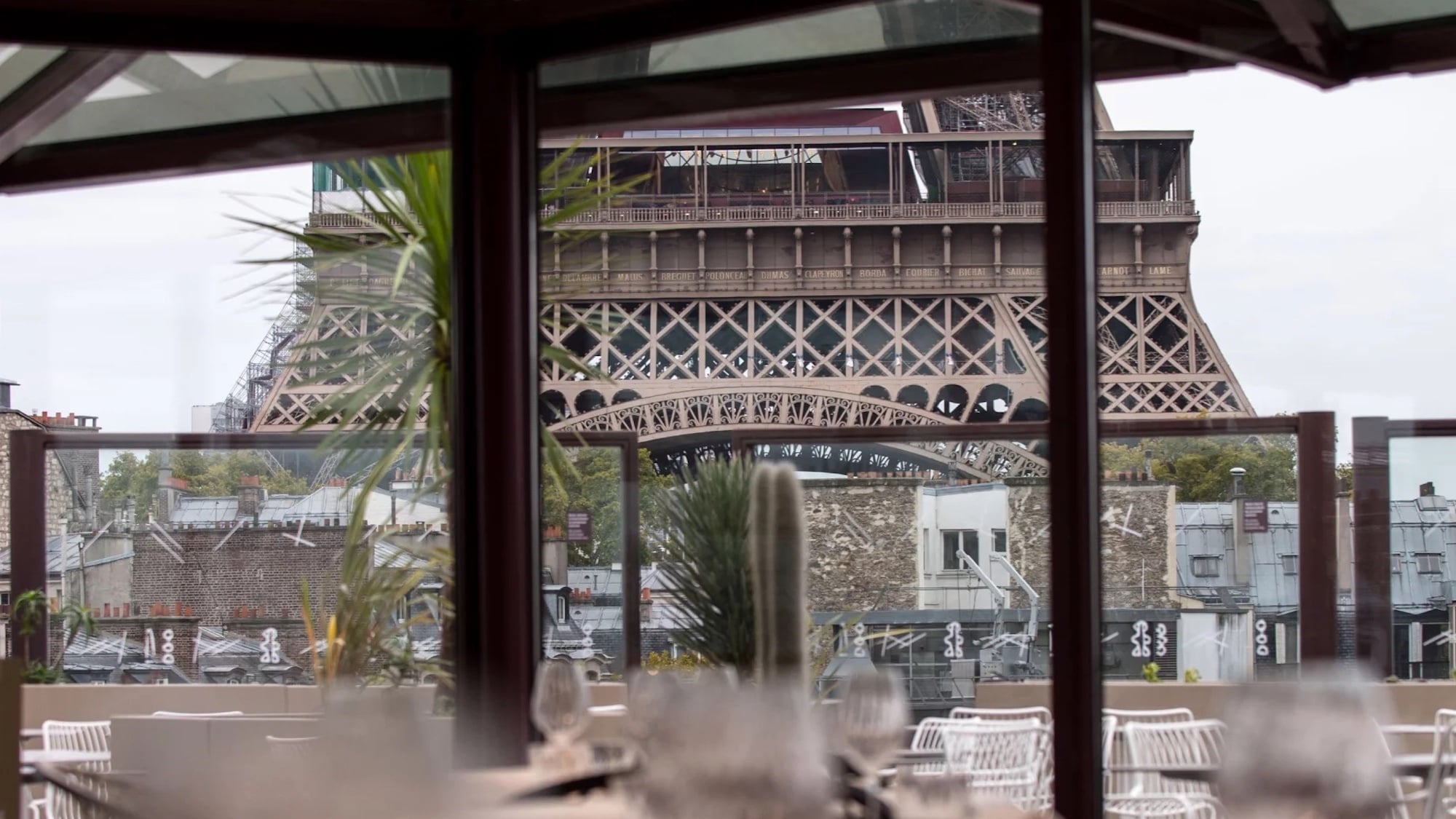 Ce rooftop parisien élu plus beau de France ! les-ombres-plus-beau-rooftop-france-le-bonbon-pari