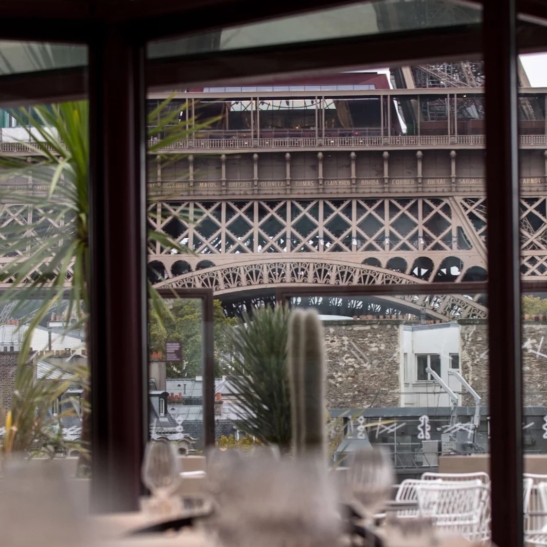 Ce rooftop parisien élu plus beau de France ! les-ombres-plus-beau-rooftop-france-le-bonbon-pari