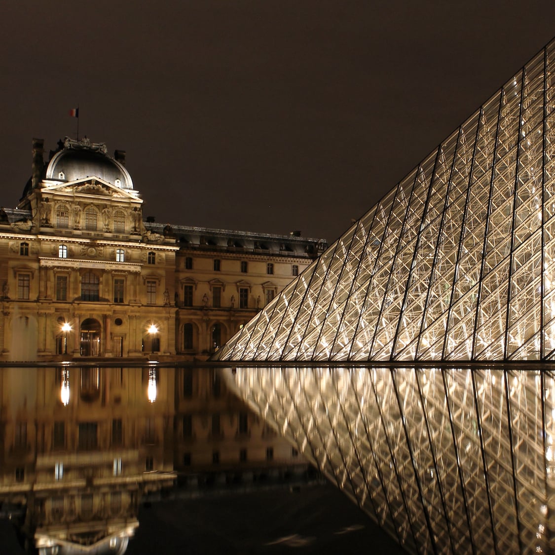 Des nocturnes supplémentaires organisées au Louvre pendant les fêtes shutterstock-1026368254