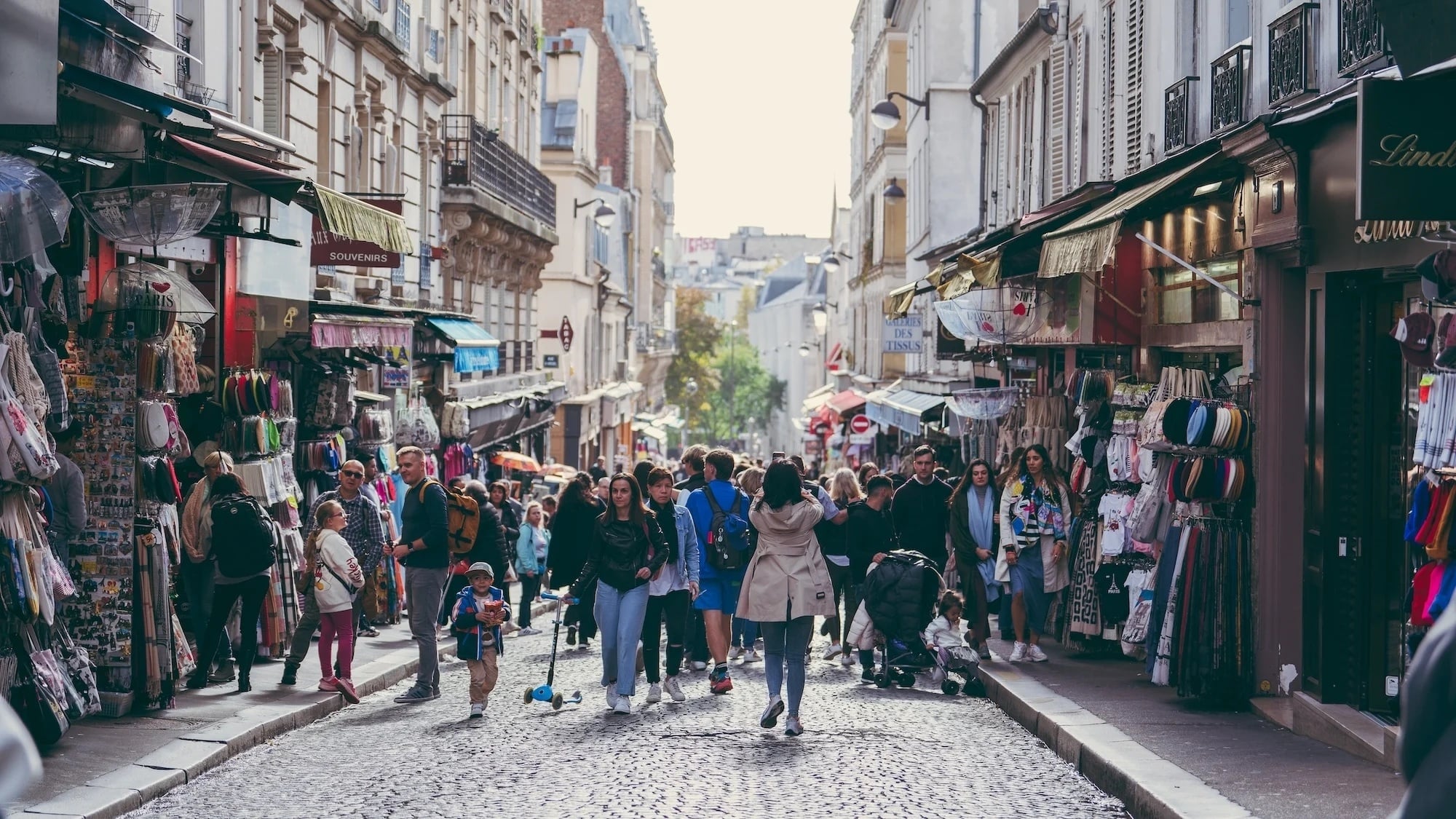 parisiens-touristes-rue-montmartre-ete-paris-baiss
