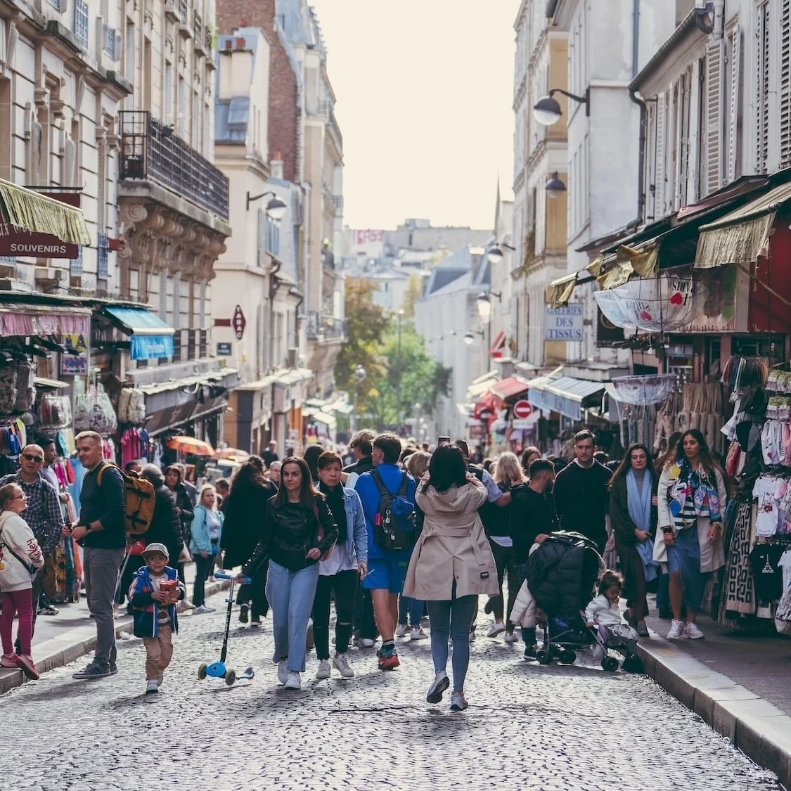 parisiens-touristes-rue-montmartre-ete-paris-baiss