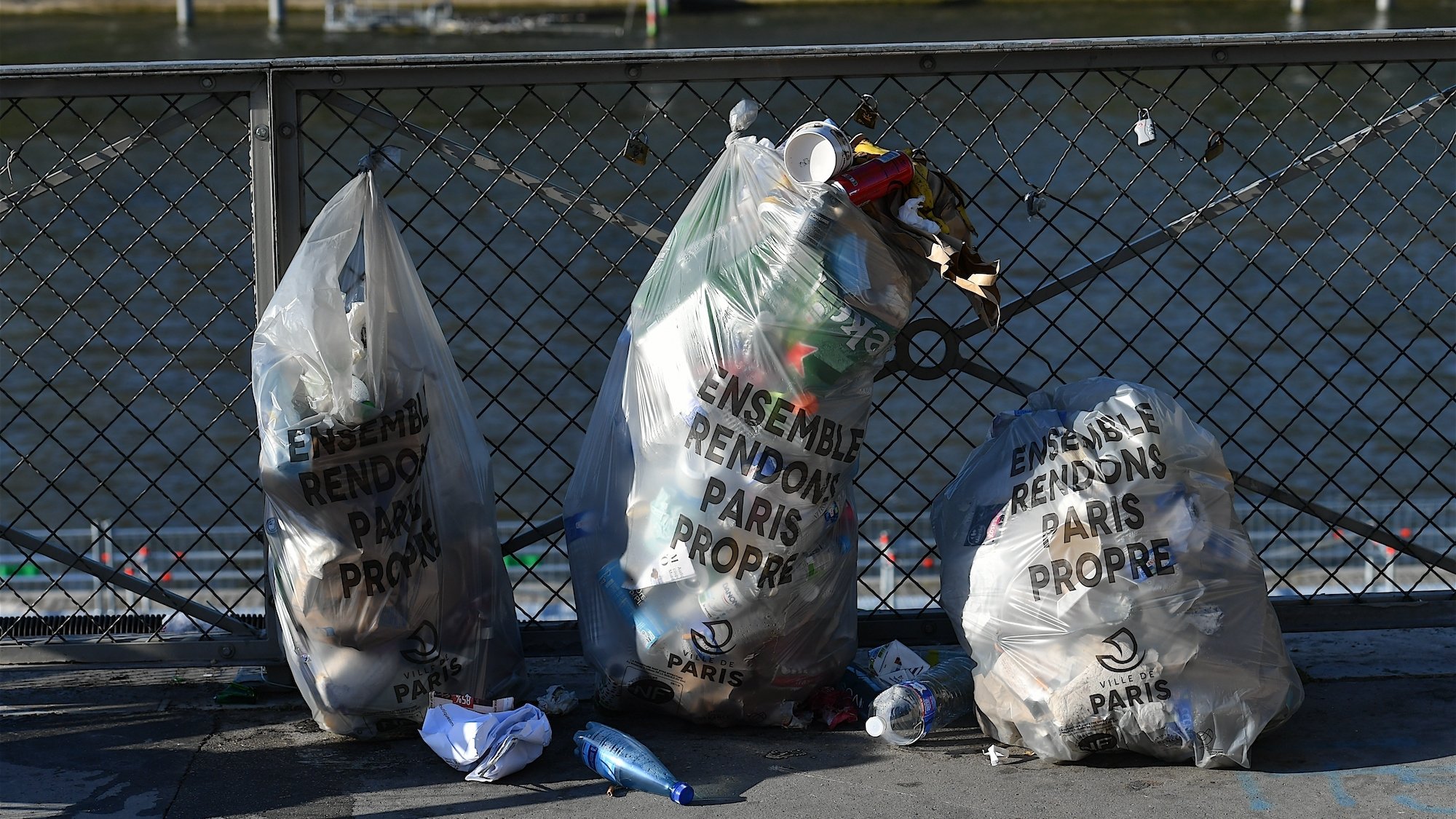 sacs-poubelles-paris-pont-dechets-plastique-seine-