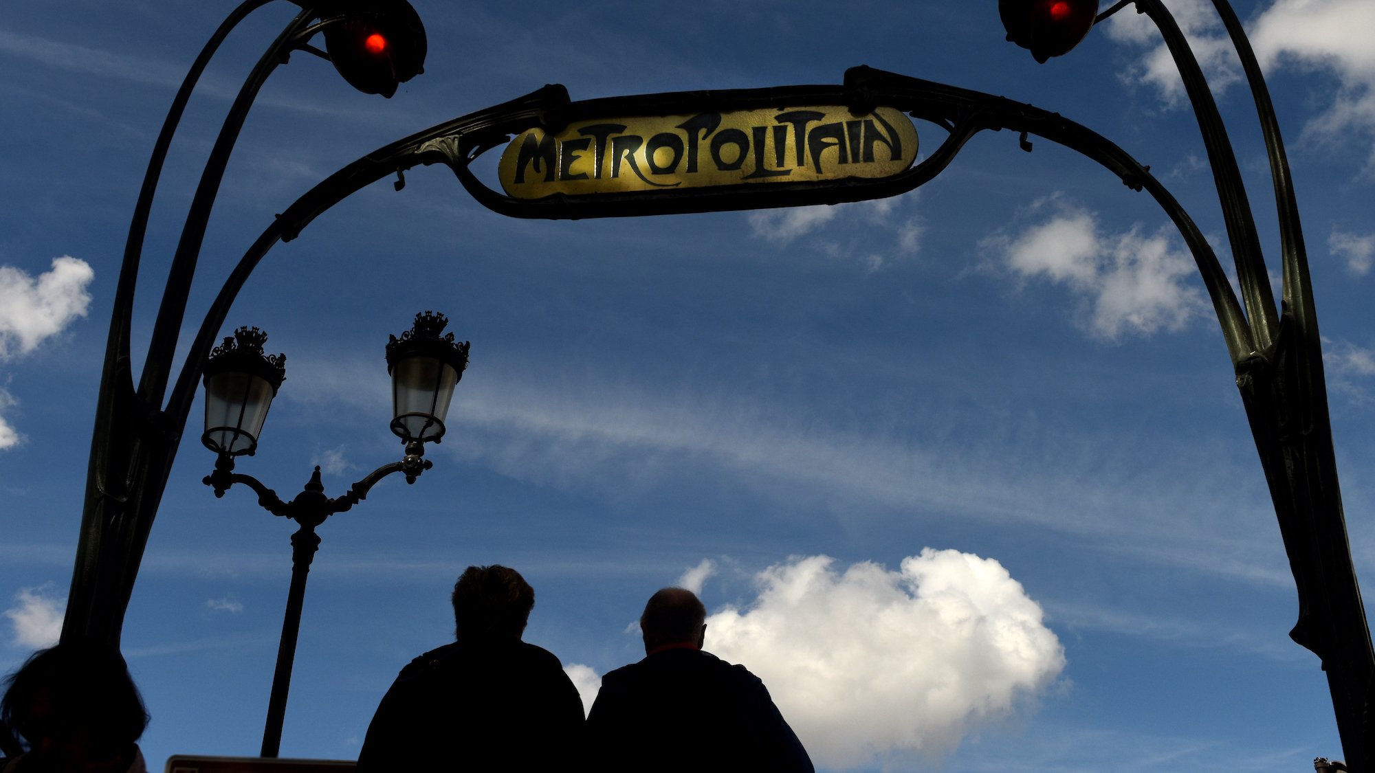 metro-paris-fermeture-entre-e-ciel-champs-elyse-e-