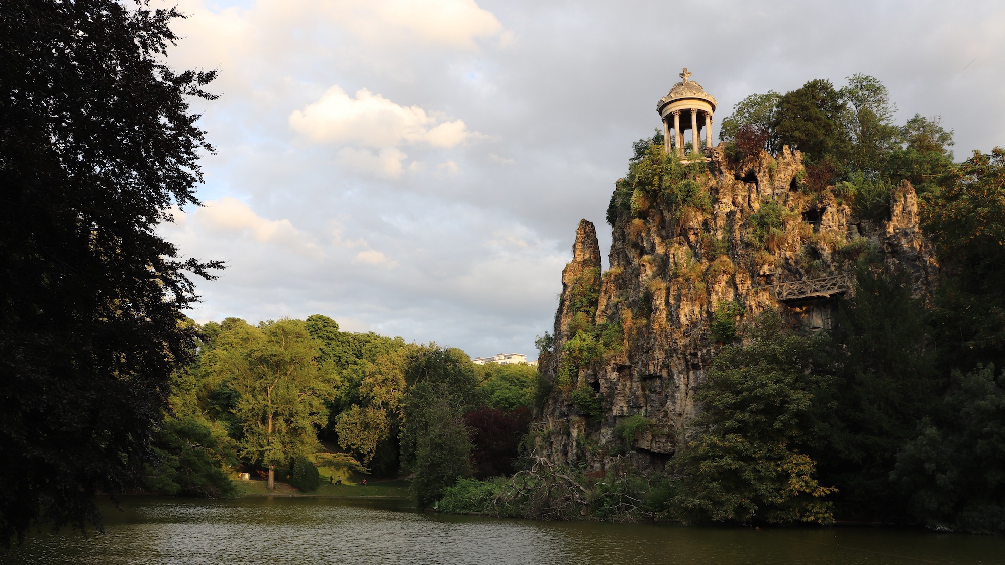 buttes-chaumont-belvedere-paris-commerces-theatre-