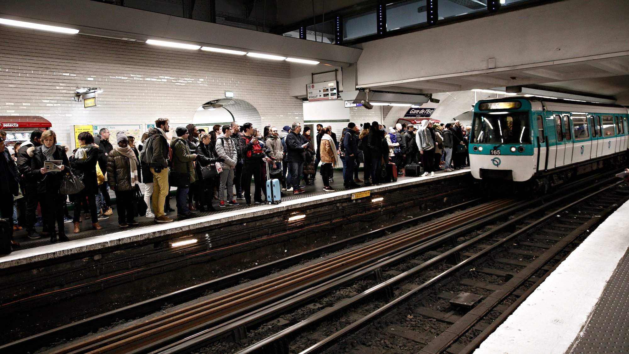 greve-ratp-metro-rer-a-b-gens-queue-monde-le-bonbo