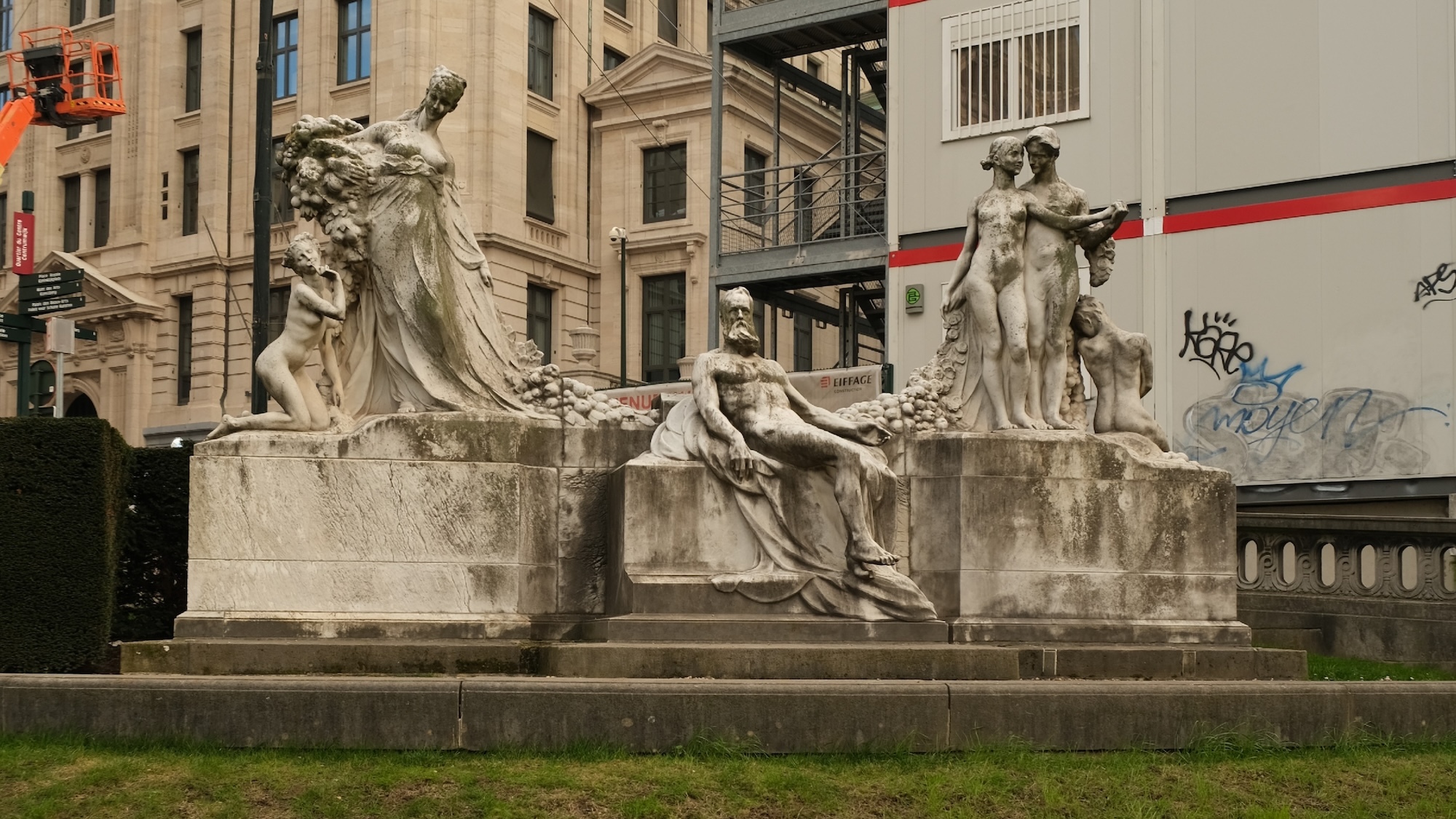 la-maturite-bruxelles-sculpture