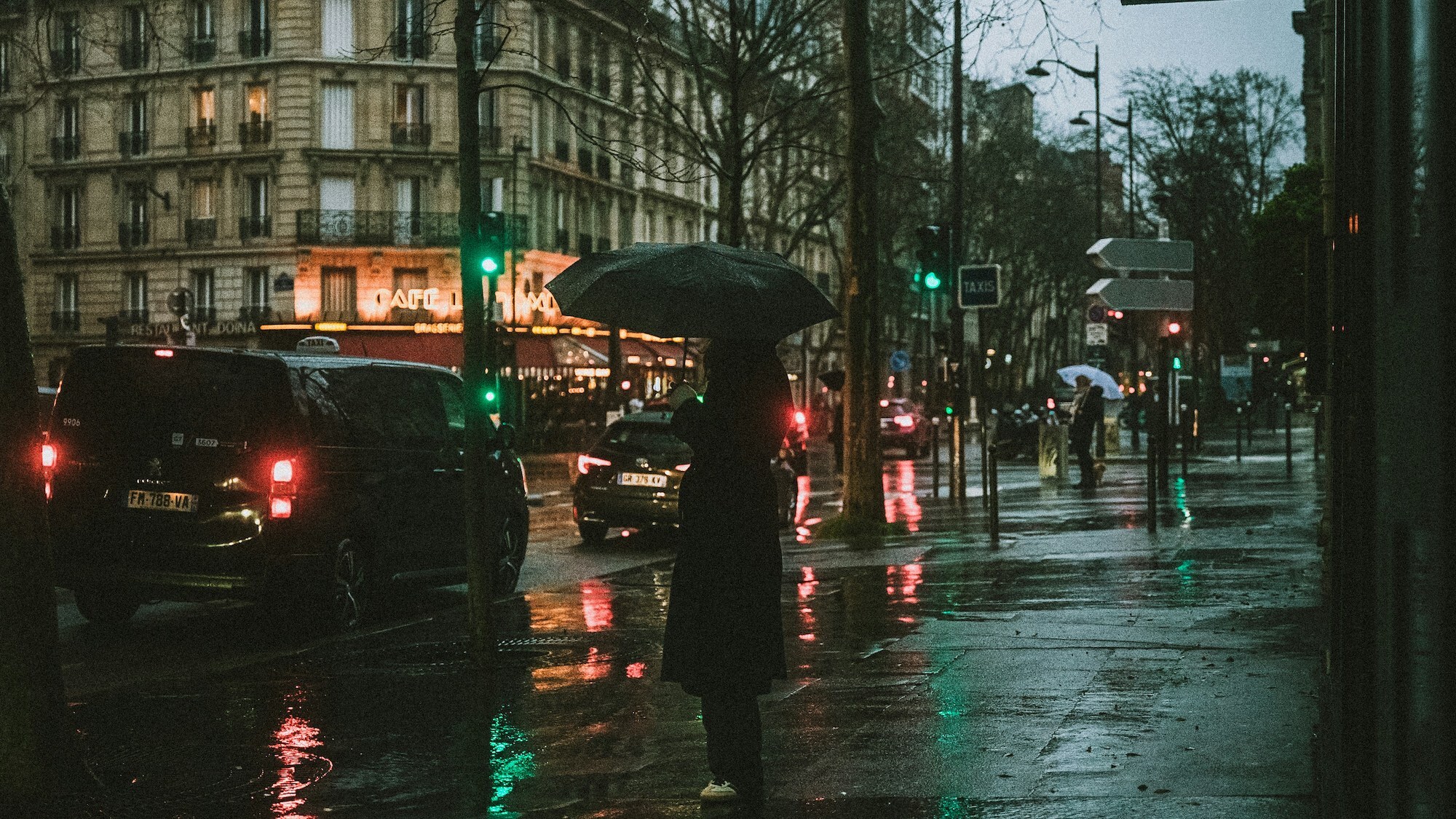 pluie-paris-femme-parapluie-hiver-nuit-soire-e-fin