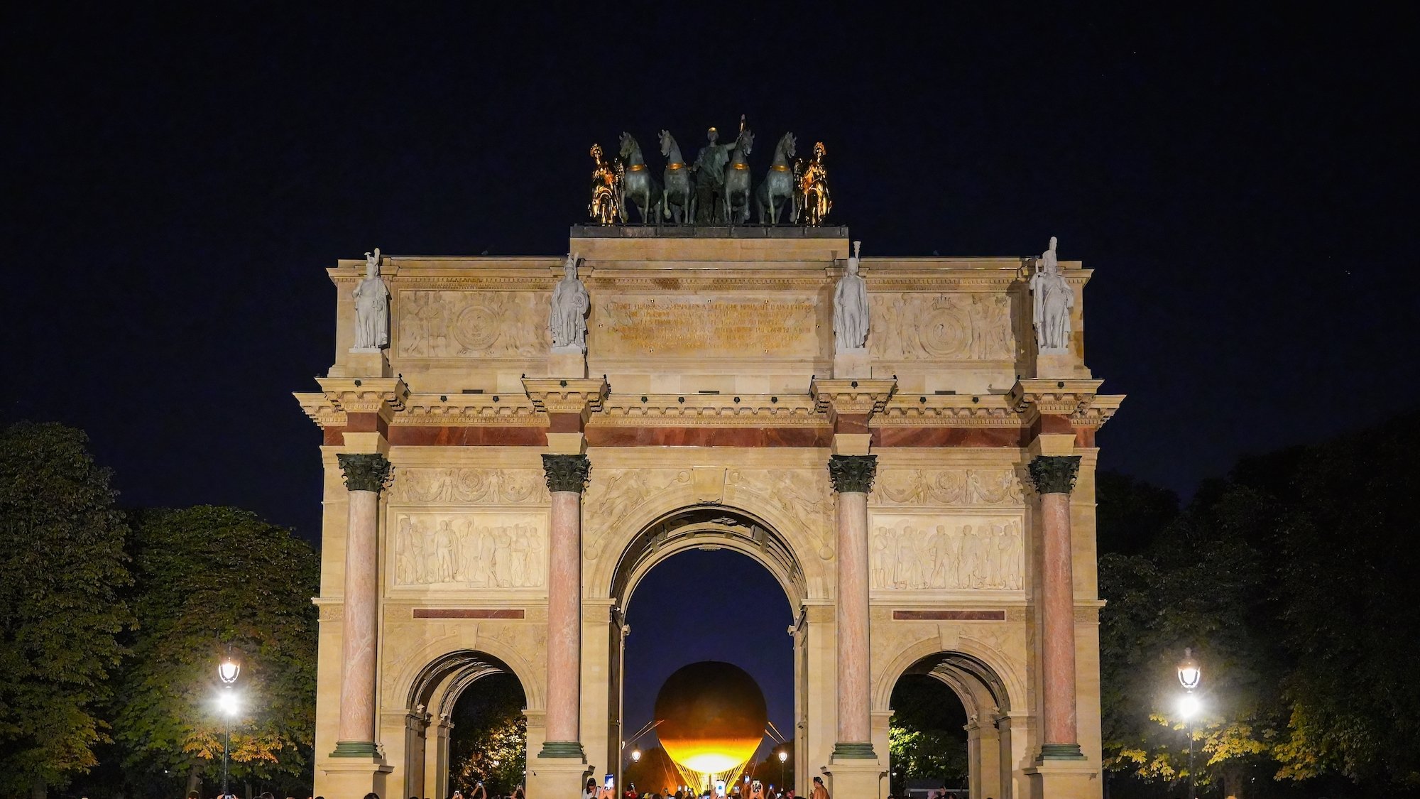 vasque-jo-paris-2024-symbole-foule-nuit-soir-touri