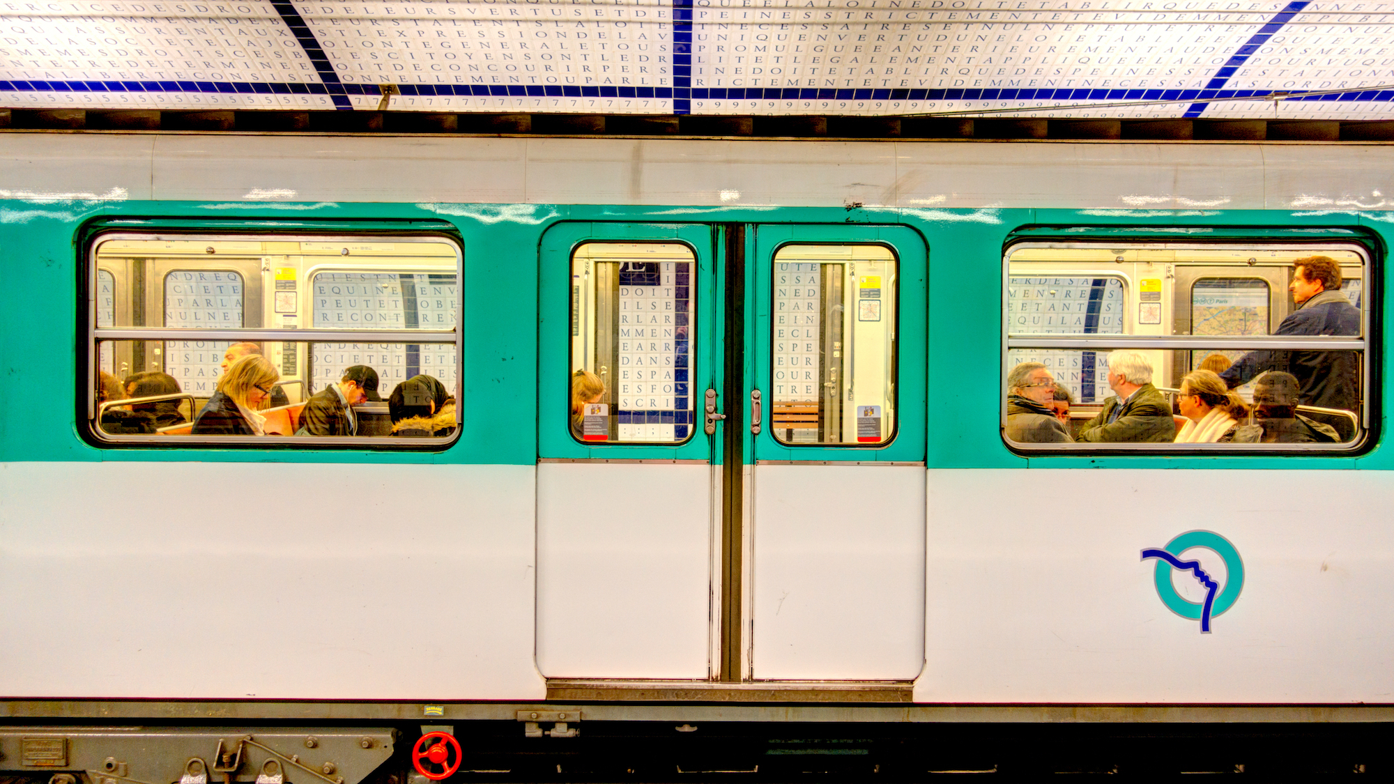 wagon-rame-metro-paris-concorde-station-arret-port