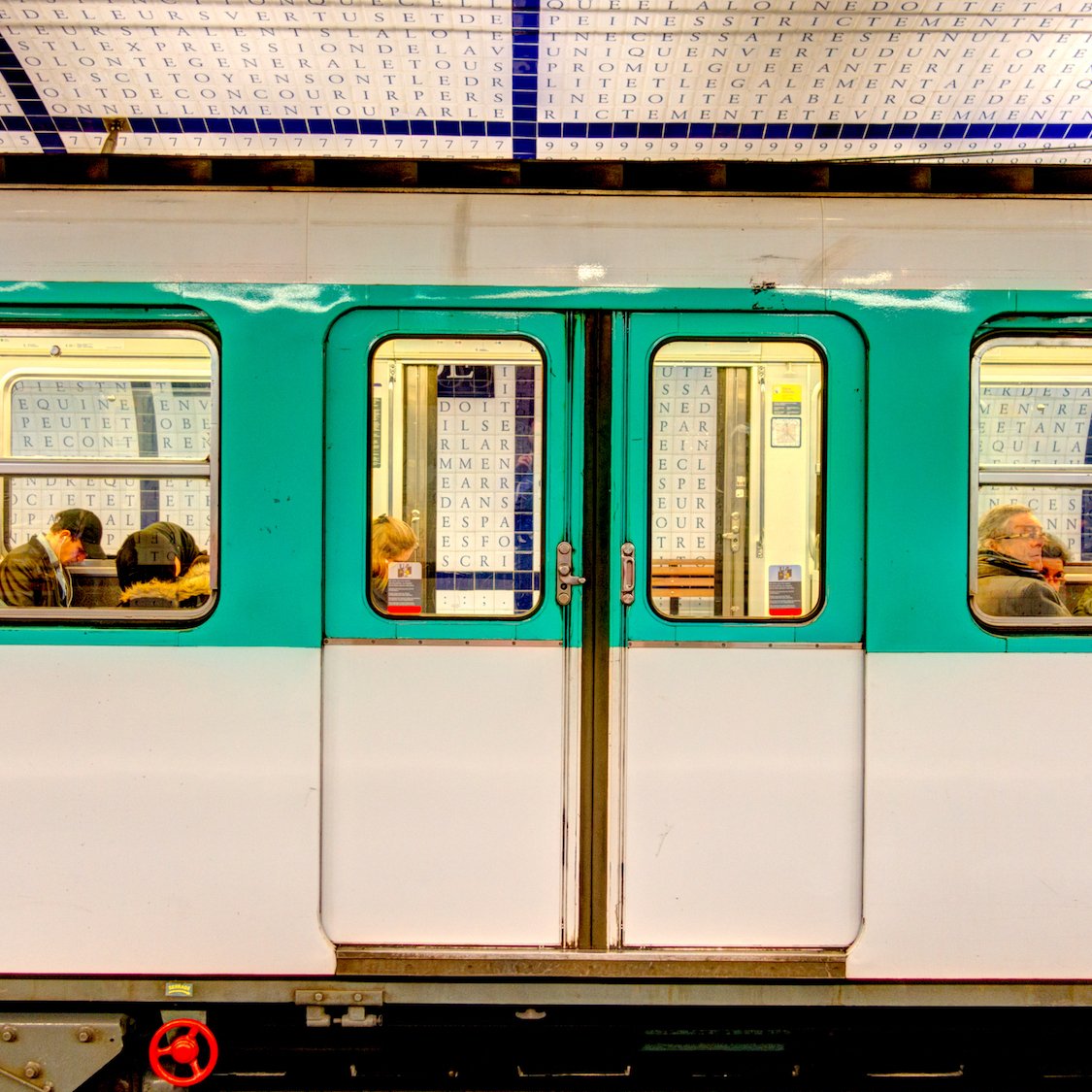 wagon-rame-metro-paris-concorde-station-arret-port