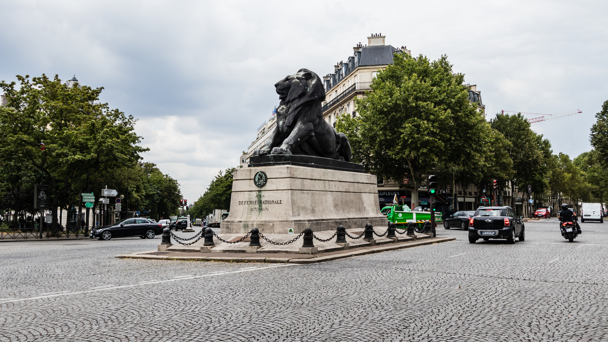 place-paris-denfert-rochereau-rer-lion-statue-anim