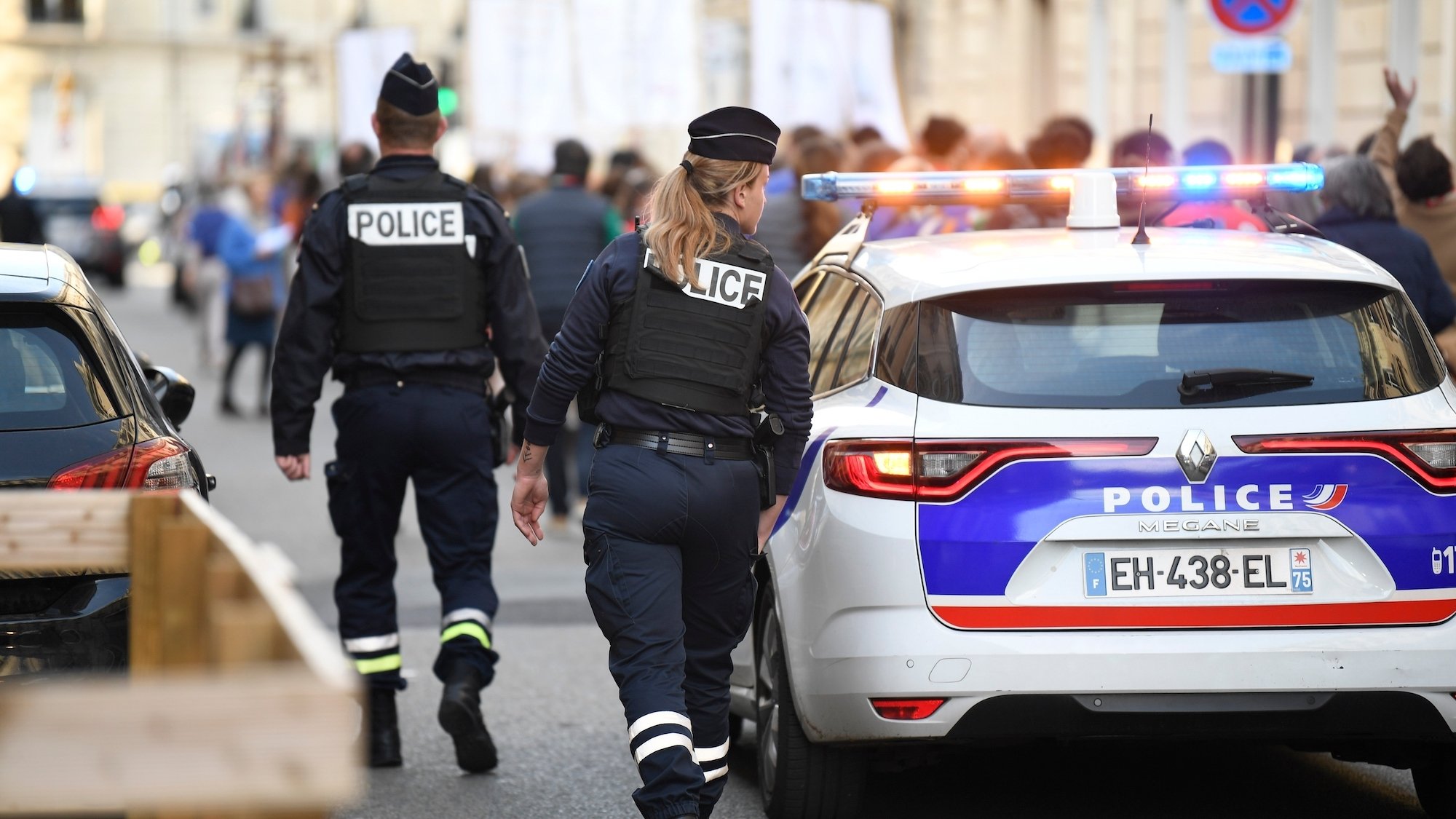 police-paris-rue-controle-radar-voiture-pie-tons-l