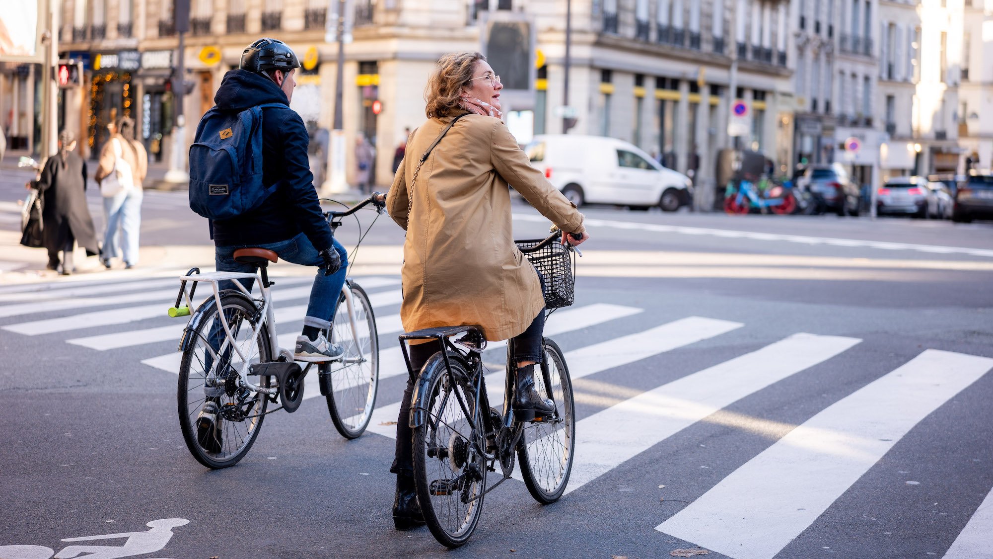 velo-paris-passage-pie-ton-feu-passants-hiver-casq