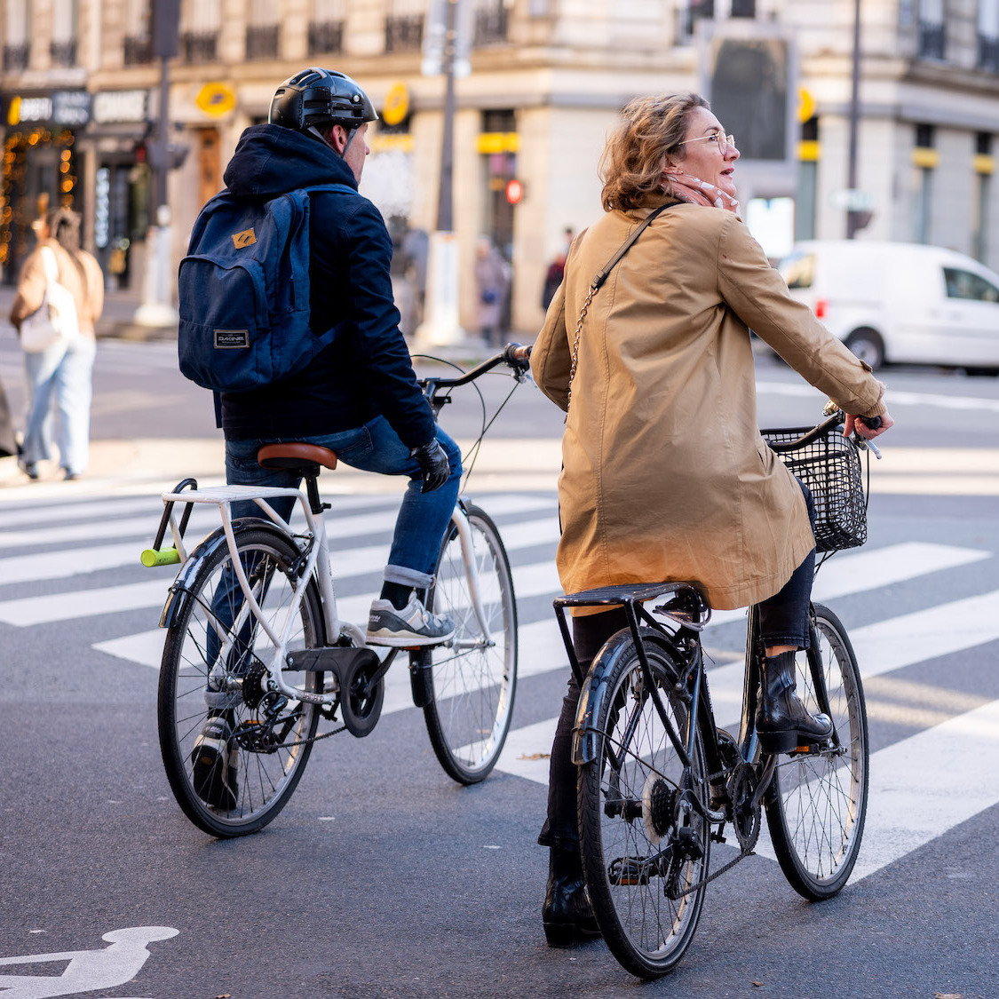 velo-paris-passage-pie-ton-feu-passants-hiver-casq