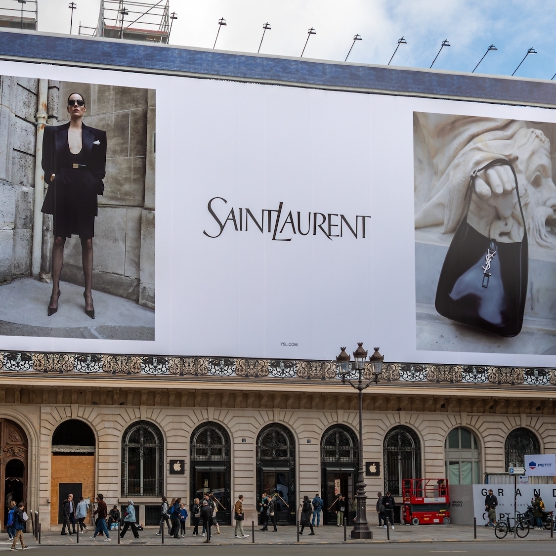 yves-saint-laurent-paris-pub-rue-immeuble-haussman