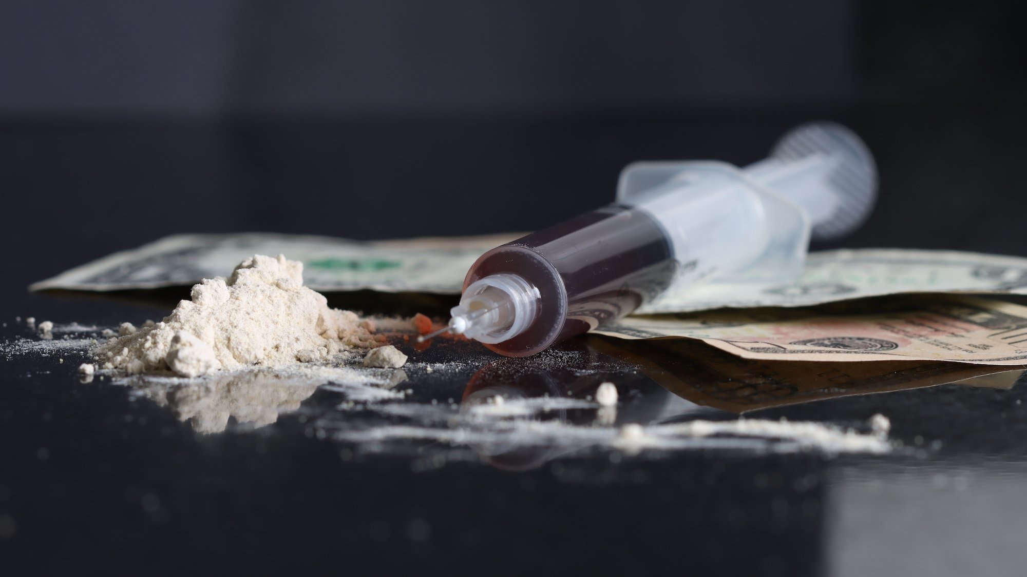 drogue-cocaine-heroine-piqure-seringue-billets-dea