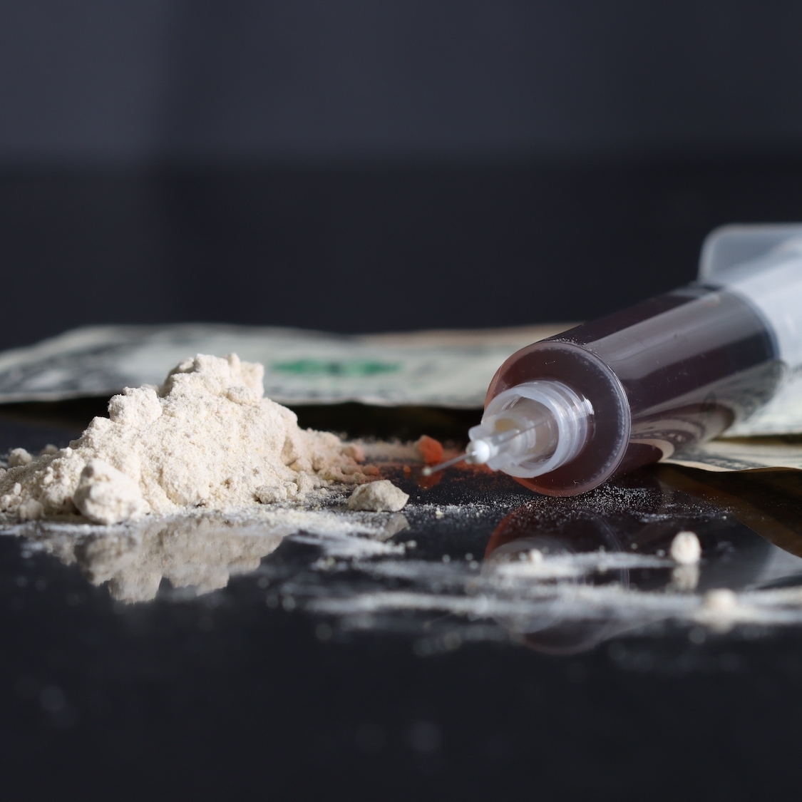 drogue-cocaine-heroine-piqure-seringue-billets-dea