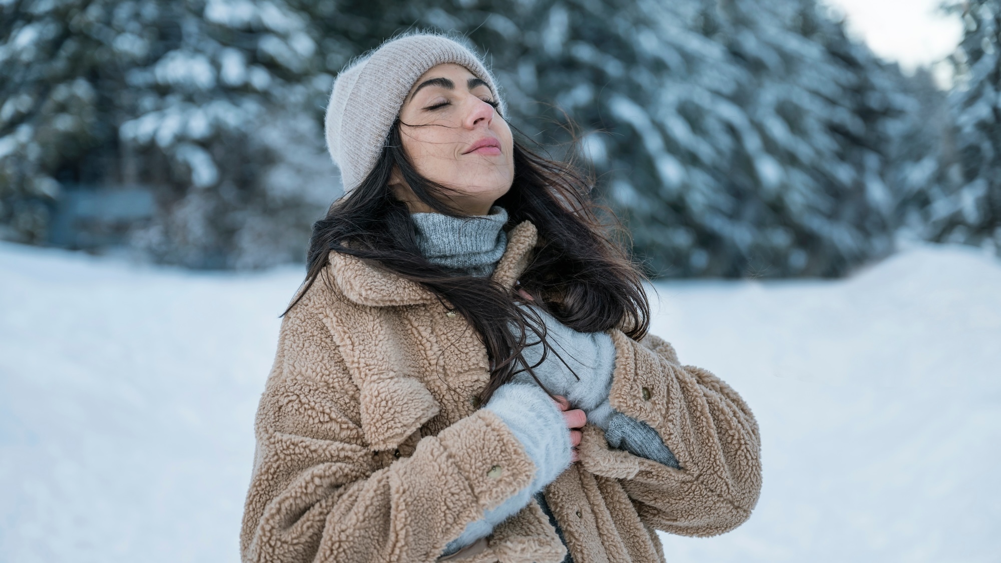 fille-en-tenue-chaude-a-la-montagne