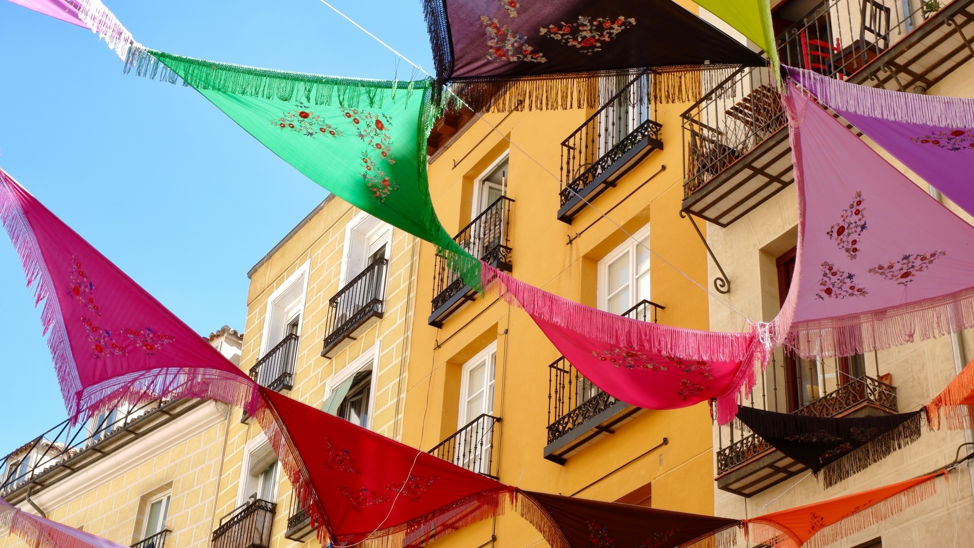 chales-brodes-colores-suspendus-espagne