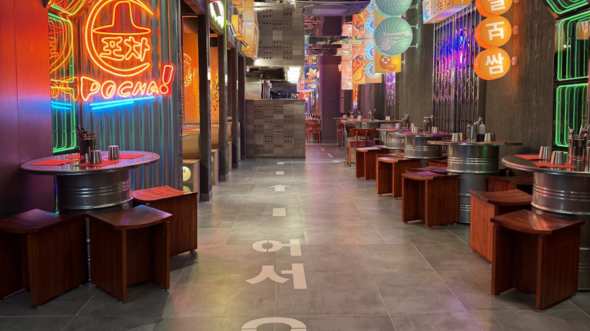 restaurant-coreen-paris-tables-neons-street-market