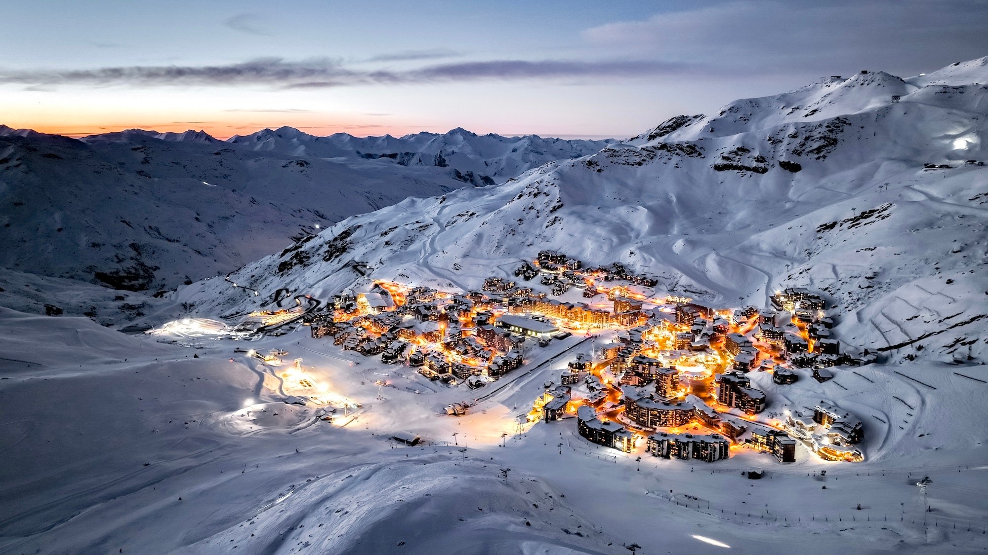 vue-montagne-enneigee-val-thorens-drone